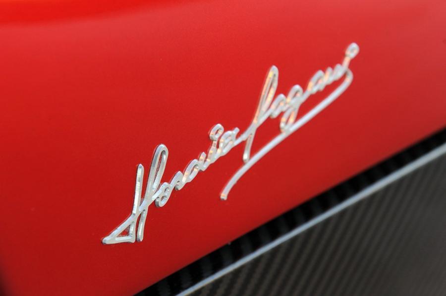 Логотип Pagani Huayra 2012 года  (WW) (фото 43 из 82)